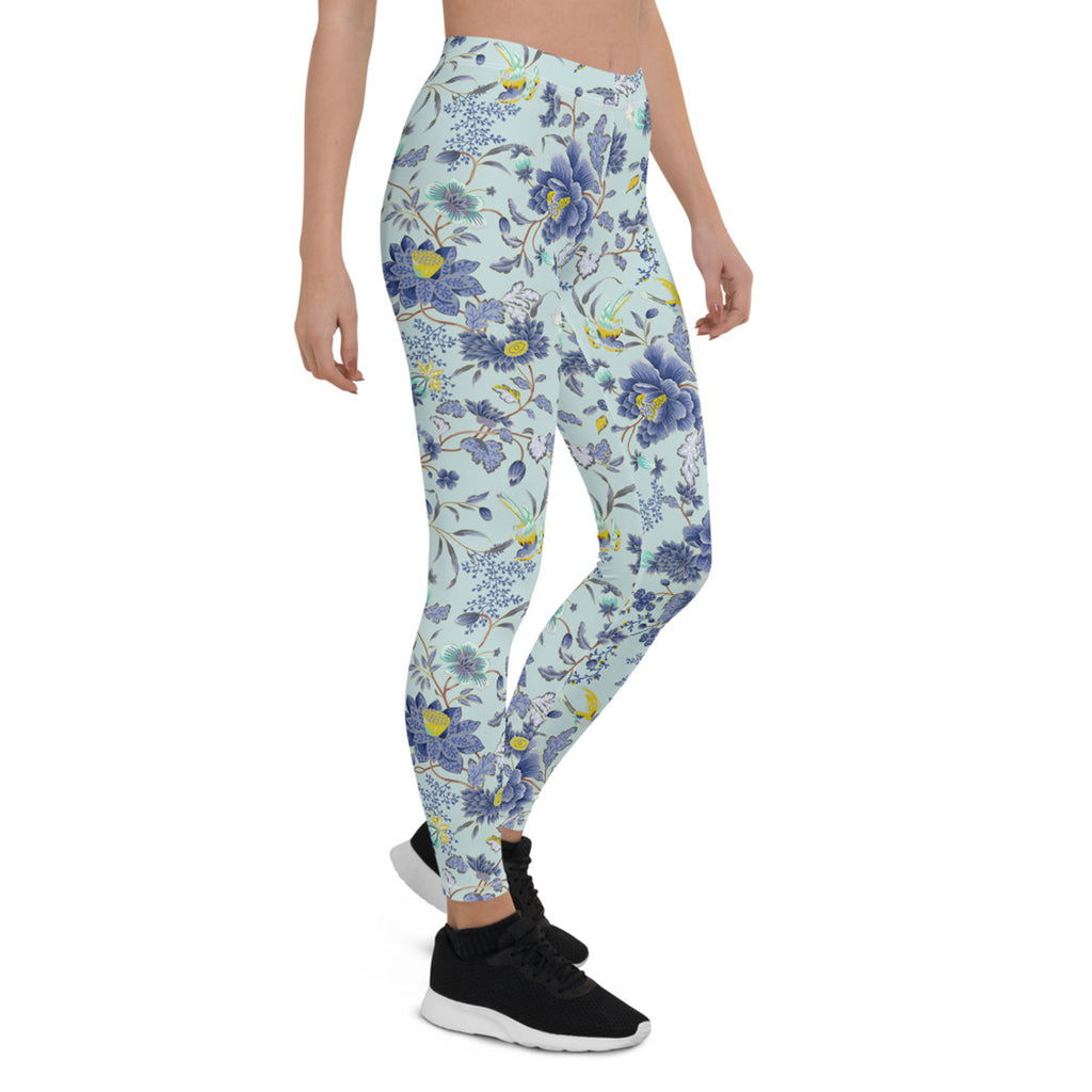 Leggings con estampado floral oriental sobre fondo azul claro