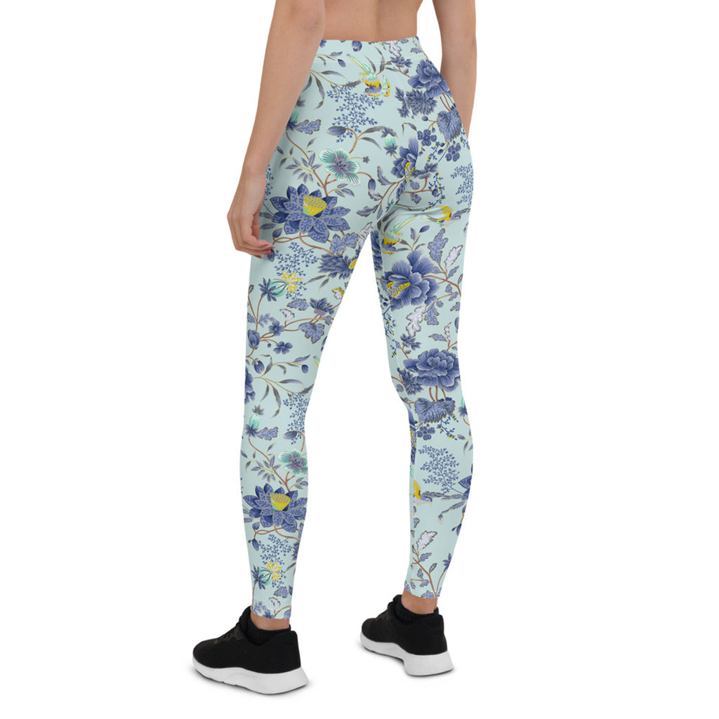 Leggings con estampado floral oriental sobre fondo azul claro